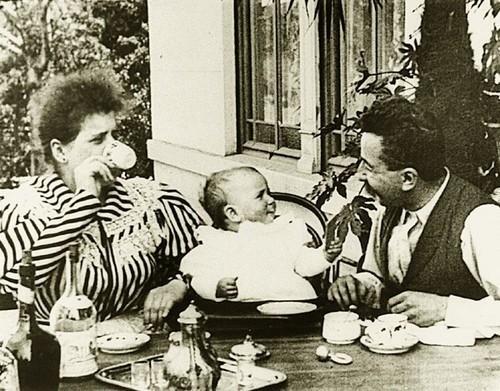 external image Baby_s_Dinner_S-962772495-large.jpg