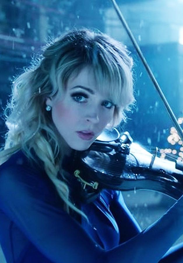 Sección visual de Lindsey Stirling Carol of the Bells Vídeo musical