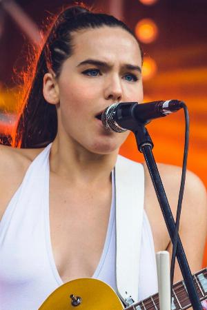 Sofi Tukker: Swing (Vídeo musical) (2019) - FilmAffinity