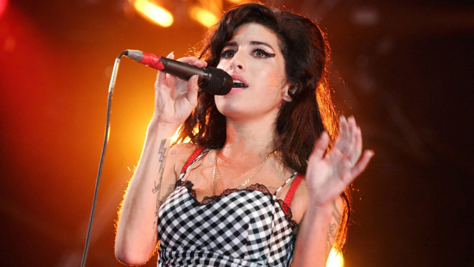 Image gallery for Amy Winehouse: Back to Black (Music Video) - FilmAffinity