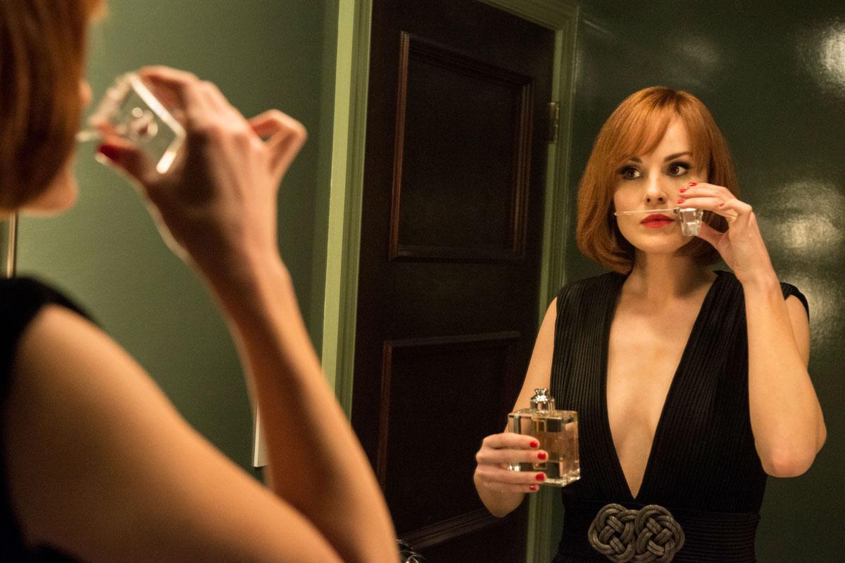 Фото женщина музицирует. Включи самую тусклую. Фотосессия девушки. Confused aranara. Бипаша басу фигура.