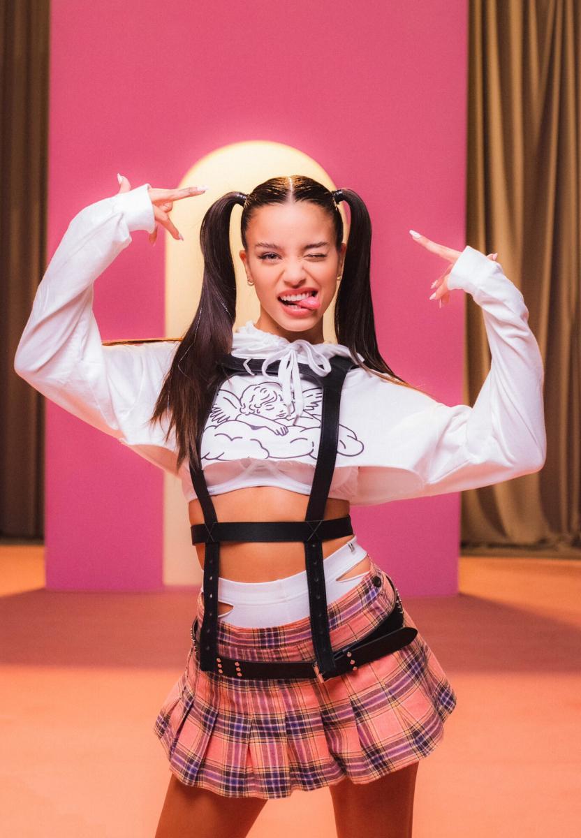 Sección visual de Emilia: Cuatro veinte (Vídeo musical) - FilmAffinity