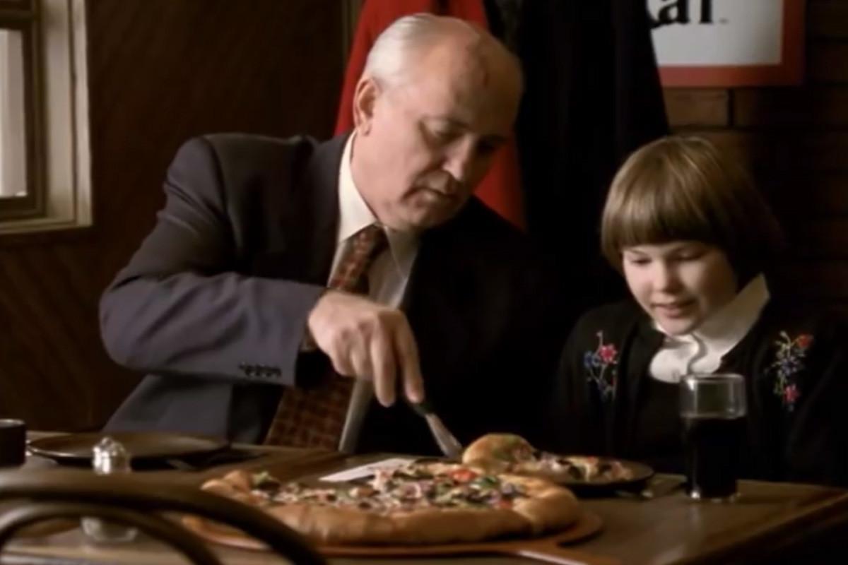 Secci N Visual De Gorbachev Pizza Hut Commercial C FilmAffinity   Gorbachev Pizza Hut Commercial C 817988732 Large 