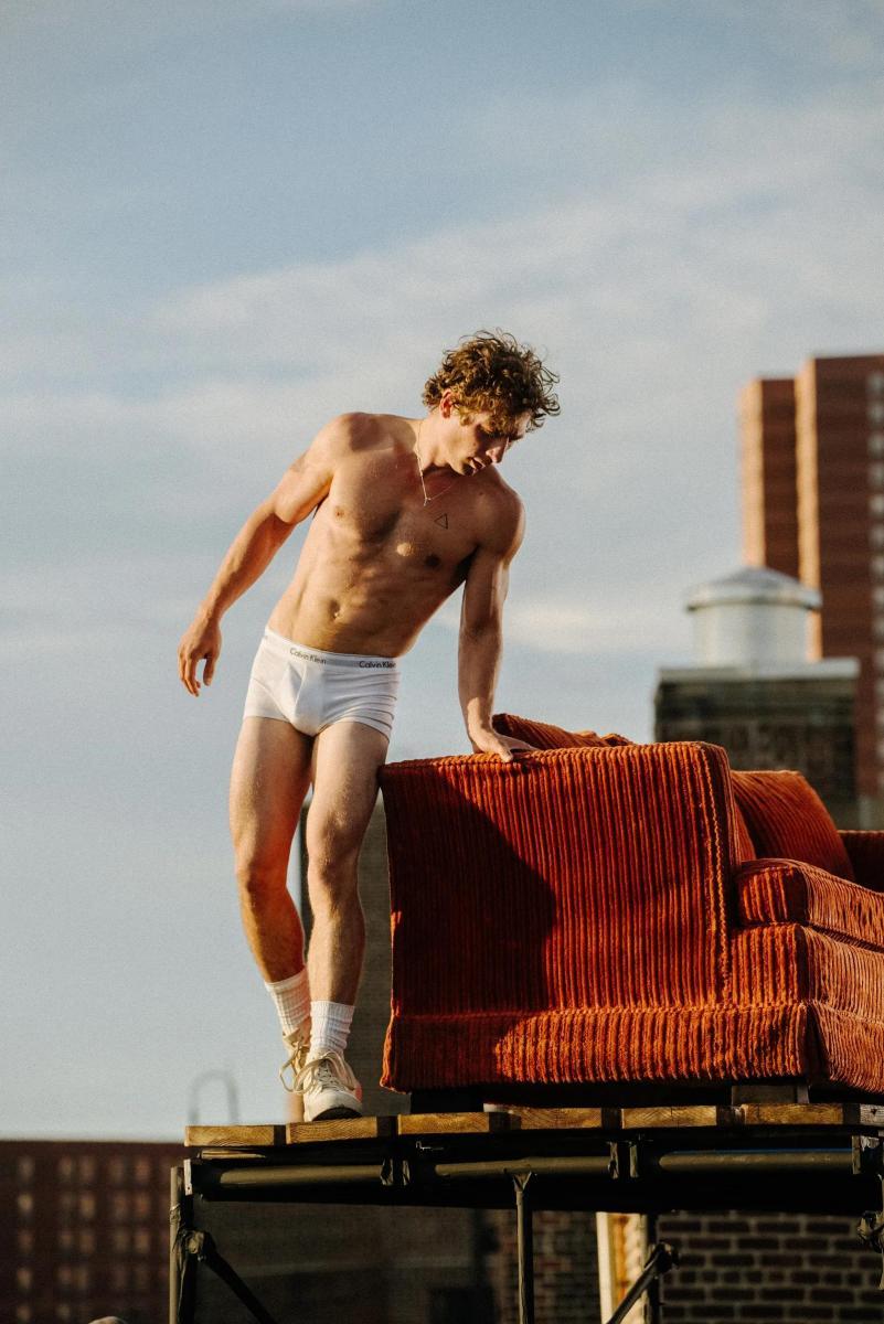 Jeremy Allen White in Calvin Klein Underwear (2024) - Filmaffinity