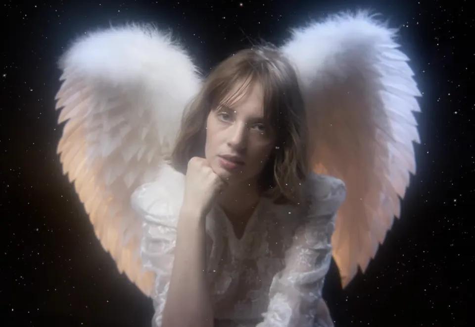 Sección visual de Maya Hawke By Myself Vídeo musical FilmAffinity