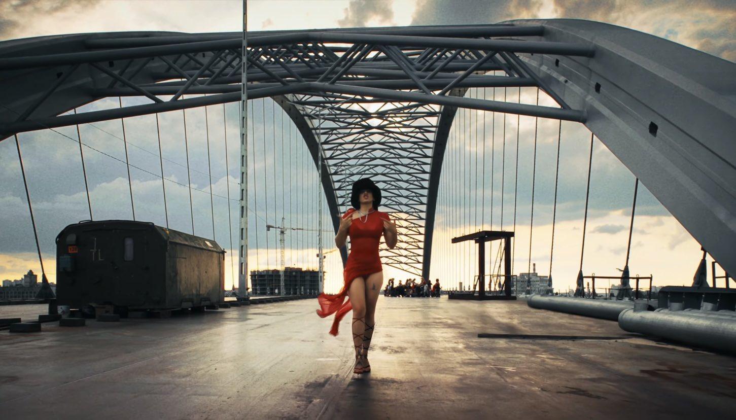 Чили - лето (хоп-на-най-на). Где снимали клип чили. Бассейн на крыше высоцкого екатеринбург. Сняться в клипе матранга в москве. Ирина забияка на ромашковом поле.