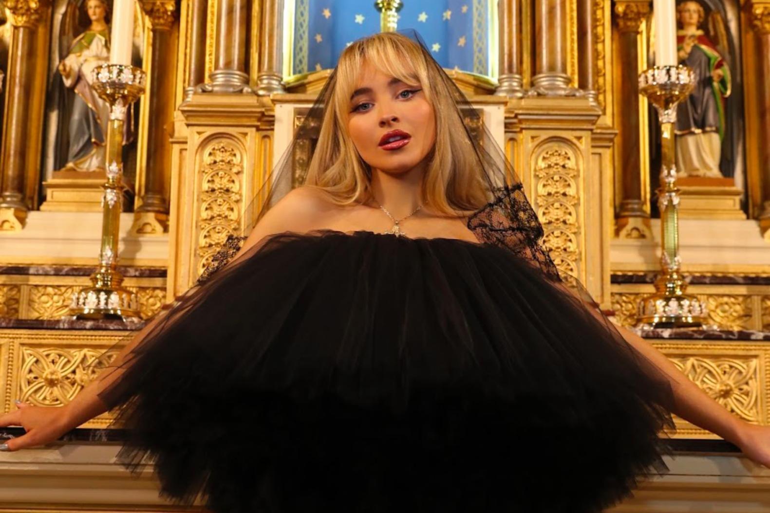 Secci n visual de sabrina carpenter feather v deo musical filmaffinity