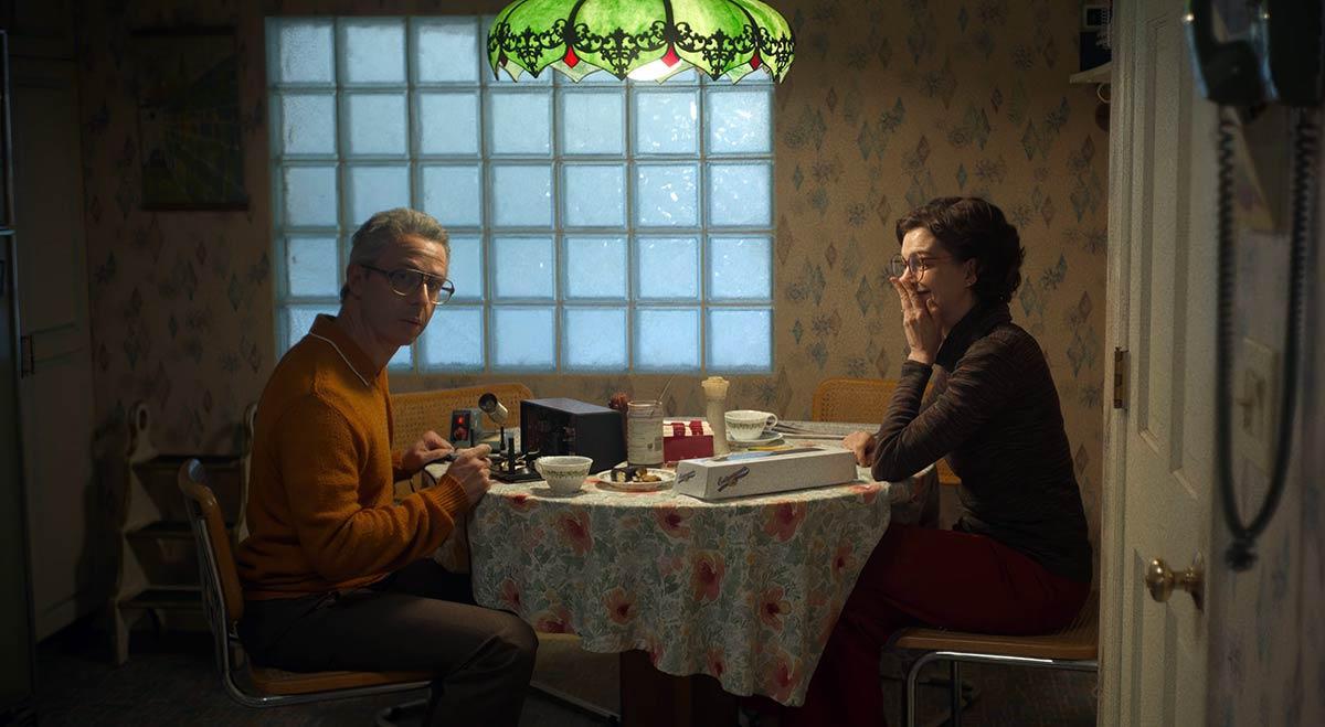  Jeremy Strong & Anne Hathaway