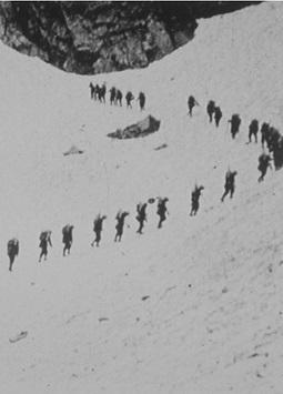 En file indienne dans la montagne, montée (C)