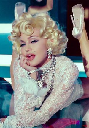 Madonna: Give Me All Your Luvin' (Music Video)