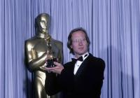 William Hurt con su Oscar al mejor actor
