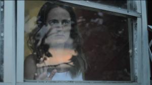 Pequeña historia (apócrifa) de los motivos visuales en la historia del cine. 1. Mujer mirando por una ventana (C)