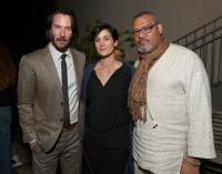 Keanu Reeves, Carrie-Anne Moss & Laurence Fishburne en el estreno de John Wick 2 en 2017
