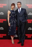 Olga Kurylenko & Pierce Brosnan en la Premiere mundial en LA