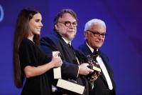 Guillermo del Toro recogiendo el premio a la mejor película en el Festival de Venecia (2017)