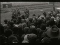 Escena del primer segmento. La policía militar yugoslava frente a la multitud que aguarda al tren.
