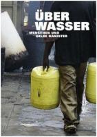 Über Wasser: Menschen und gelbe Kanister  - Poster / Imagen Principal