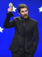 Christian Bale recibiendo el premio a mejor actor en los Critics Choice Awards 2019