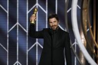 Christian Bale recibiendo el premio a mejor actor principal, comedia o musical en los Globos de Oro (2019)